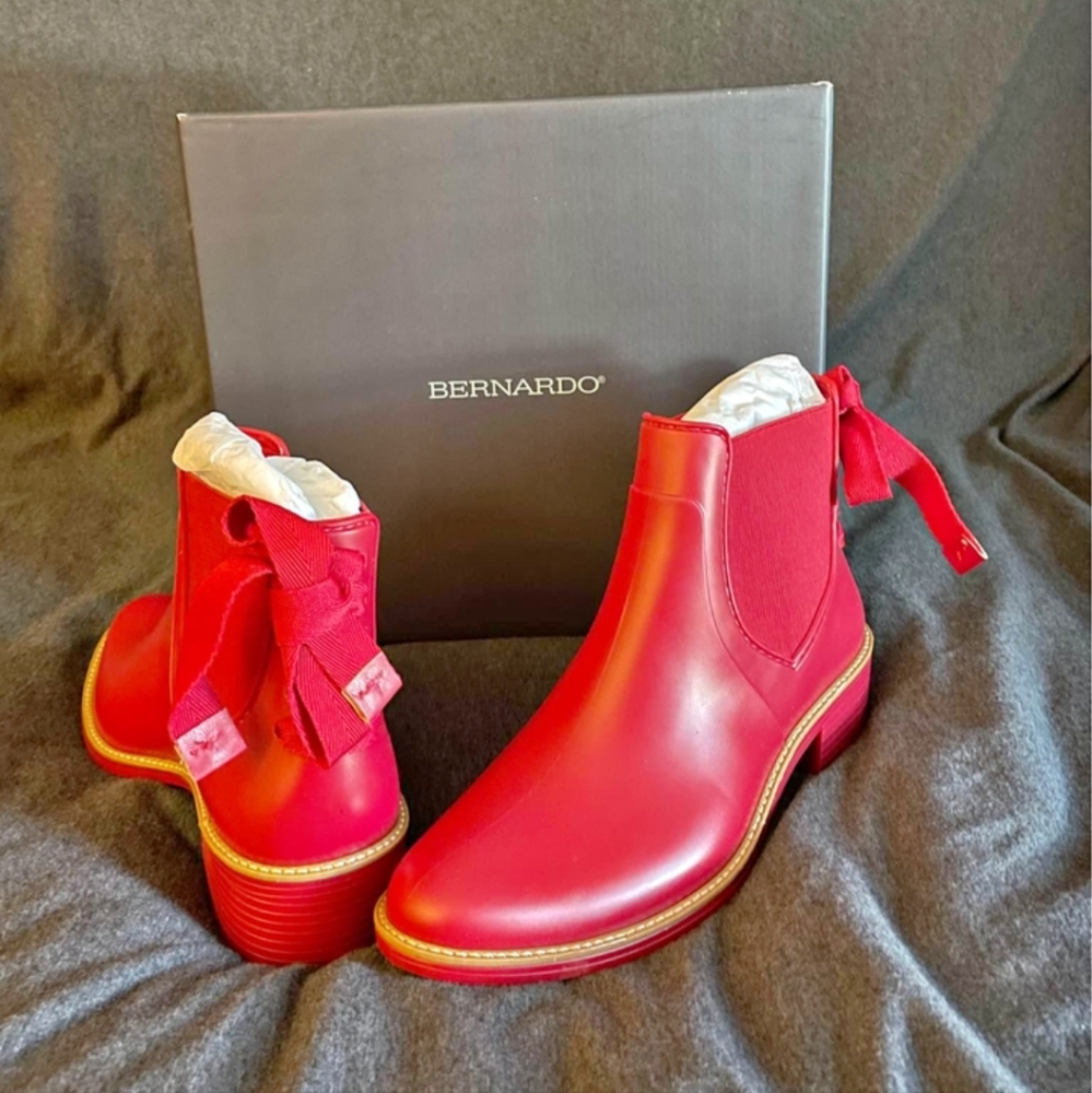NWT Red Bernardo rain boots